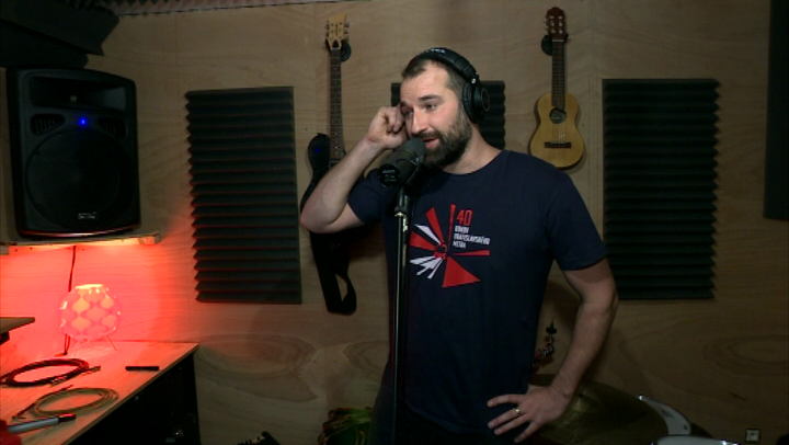 Titulnú pesničku k seriálu 1890 naspieval Juraj Benetin zo skupiny Korben Dallas